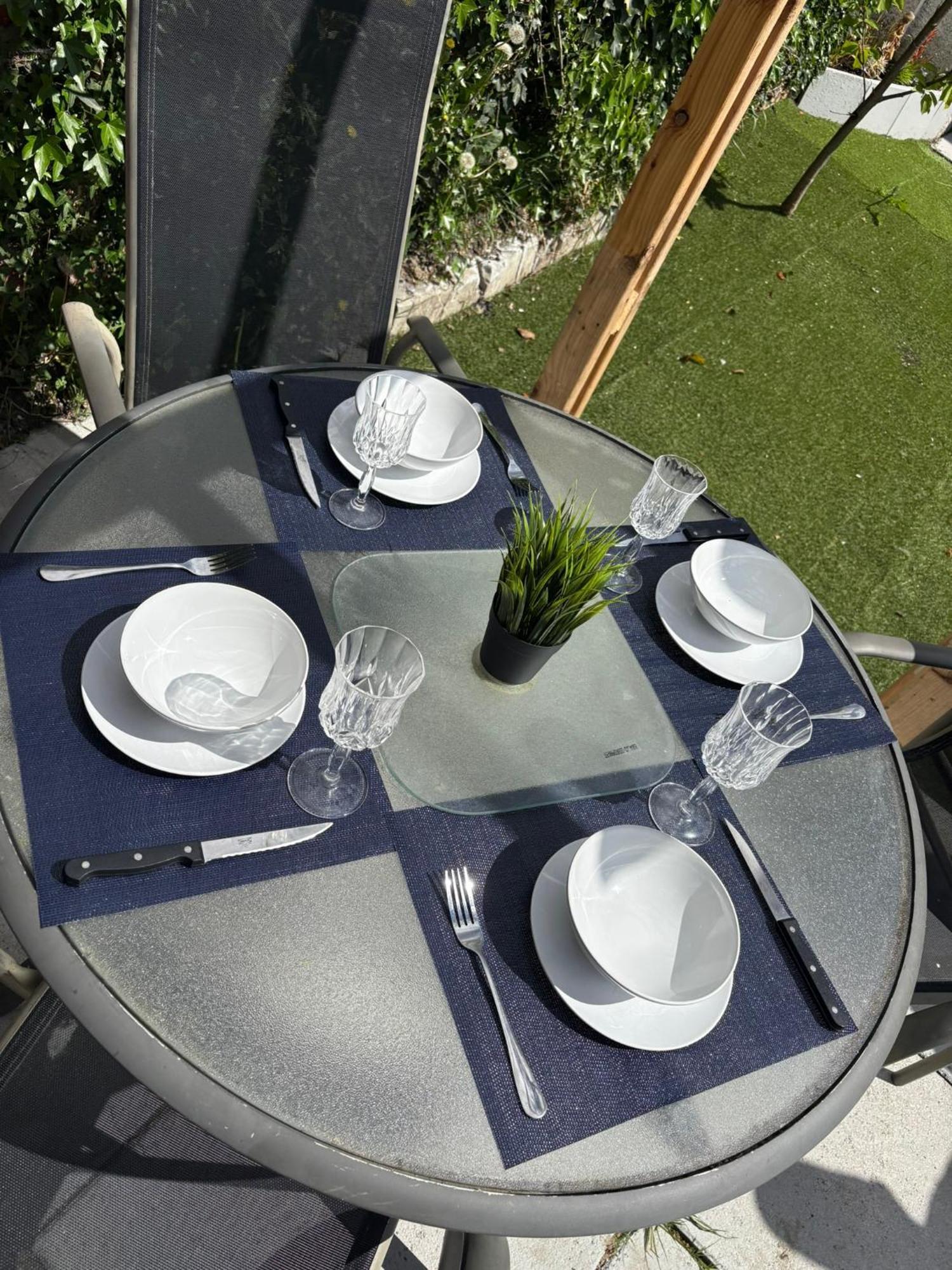 Maison d'hôtes Superb Triple Near Airport - 1 *